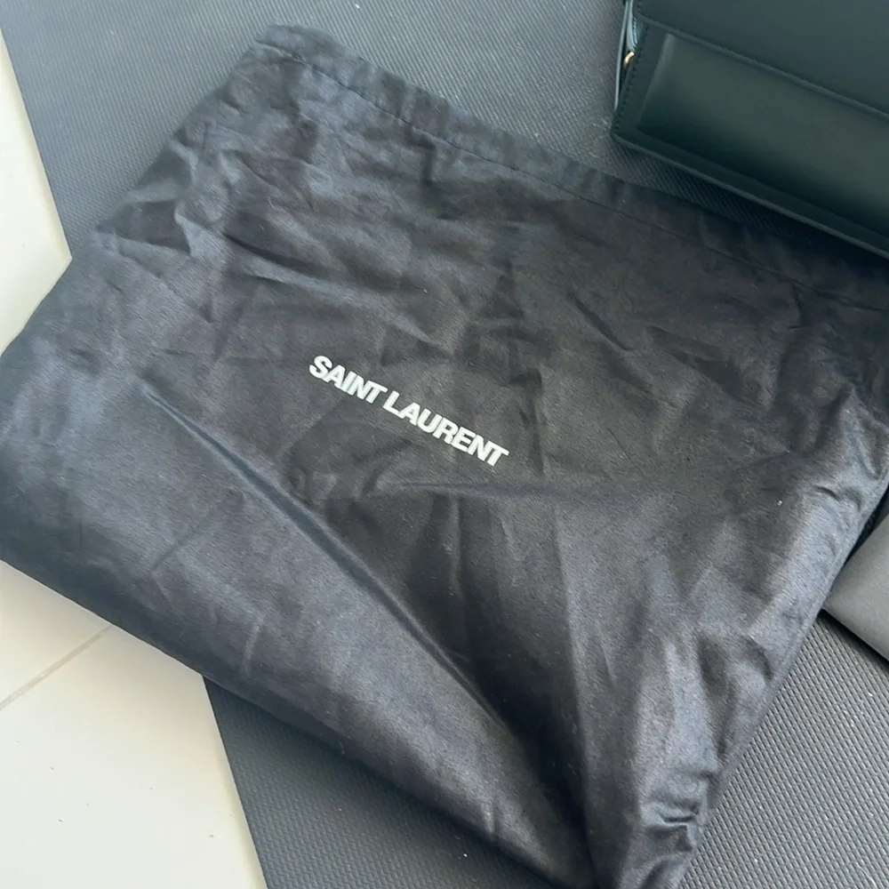 Authentic Saint Laurent Green Leather Shoulder Bag with Iconic YSL Logo. - Picture 4 of 16